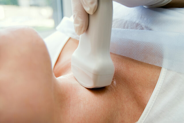 甲状腺検査を受ける女性