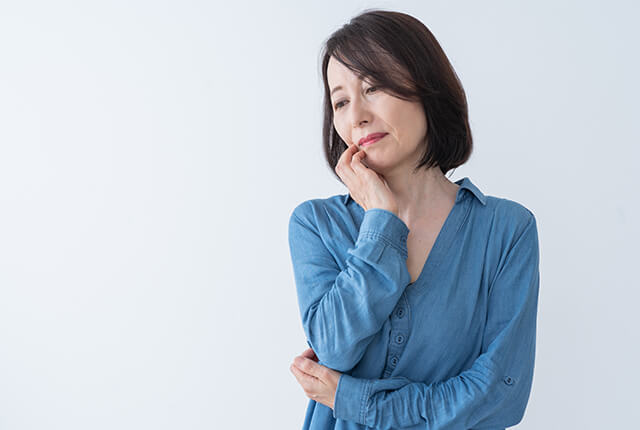 悩んでいる女性